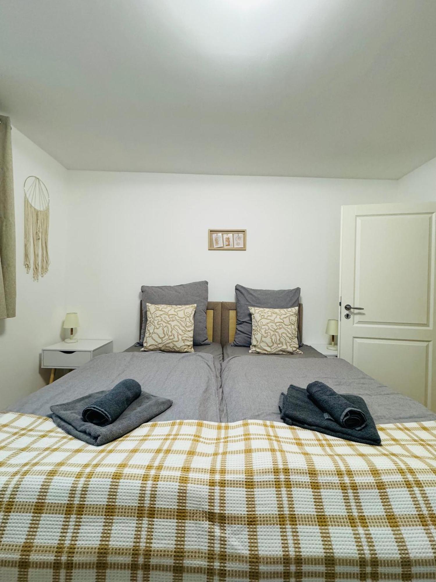 Charmante In -ihr Perfektes Zuhause Am Meer! Terasse, Parken & Strand! W1